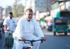 ऊर्जा मंत्री प्रद्युम्न सिंह तोमर सड़कों पर साइकिल चलाते दिखे ,मंडी जाकर घर के लिए खरीदी सब्जी, युवाओं के साथ क्रिकेट भी खेला