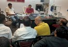 एक अप्रैल से वैध ईरिक्शा ही चल सकेंगे, परिवहन कार्यालय में ई रिक्शा संचालकों के बैठक करते एआरटीओ
