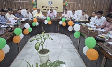 अनुपस्थित अधिकारियों पर हुई कार्रवाई  वेतन रोकने का आदेश, योजनाओं के क्रियान्वयन में पारदर्शिता के निर्देश