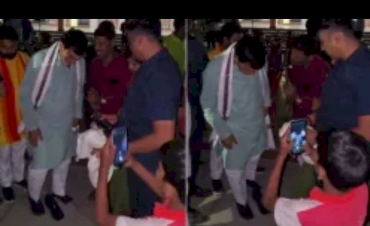 बिजली मंत्री के भाषण के बीच बत्‍ती गुल, मोबाइल की रोशनी में पहनना पड़ा जूता,एसडीओ और जेई सस्पेंड 