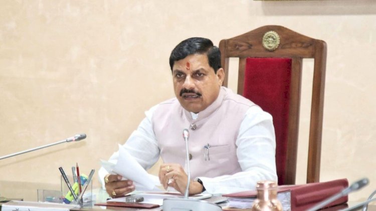 कम मोहन यादव का एक्शन,लापरवाह अफसरों पर गिरी गाज,4 बड़े अफसर निलंबित 2 को नोटिस