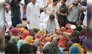 केंद्रीय मंत्री ज्योतिरादित्य सिंधिया ने महिलाओं को परोसकर खिलाएं पकोड़े
