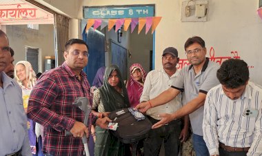 शिक्षा को बढ़ावा देने की दिशा में अदाणी फाउंडेशन अनुपपुर की पहल — छतई ग्राम से शुरू हुआ स्कूल बैग वितरण कार्यकम 
