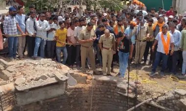 भीषण सड़क हादसा, टक्कर के बाद कुएं में गिरी कार, 12 लोगों की मौत