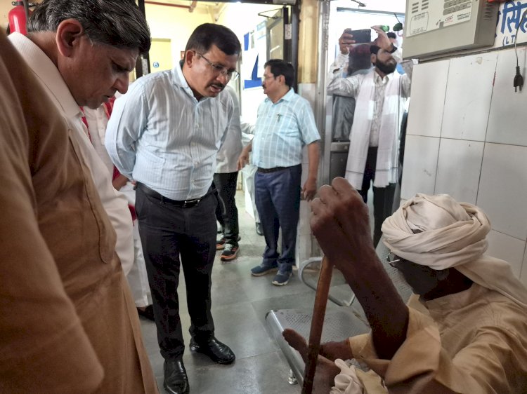 जिलाधिकारी ने पुरुष व महिला अस्पताल का किया औचक निरीक्षण,दिए निर्देश अस्पताल में टोकन व्यवस्था लागू हो, डिस्प्ले बोर्ड लगें