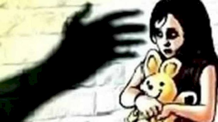 नशे में धुत पड़ोसी ने 5 साल की बच्ची के साथ किया रेप,फ्रूटी का लालच देकर साढ़े 5 साल की बच्ची से दरिंदगी, आवाज सुनकर पहुंचे माता-पिता