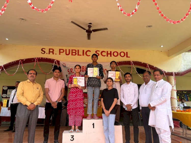 एस आर पब्लिक स्कूल कालपी रोड उरई में वार्षिक परीक्षा फल वितरण का समारोह सम्पन्न,  शिक्षा के साथ स्वास्थ्य एवं संस्कार आवश्यक- अशोक राठौर