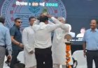 CM नीतीश कुमार ने IAS अधिकारी के सिर पर रख दिया गमला, Video तेजी से हो रहा वायरल