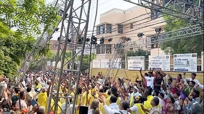 बाल-बाल बचे संत प्रेमानंद...पदयात्रा के दाैरान गिरने लगा लोहे का ढांचा, मच गई अफरातफरी