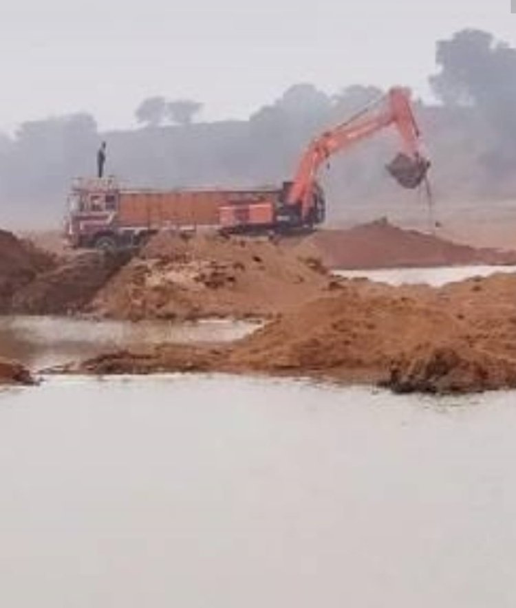 प्रतापपुरा मौरंग खंड में जिला खनिज अधिकारी की सरपरस्ती में जालौन की सीमा से हो रहा अवैध मौरंग खनन