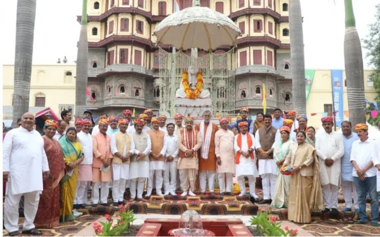 राजवाड़ा में मोहन कैबिनेट की ऐतिहासिक बैठक, मंत्री विजय शाह से बनाई दूरी? कैबिनेट मीटिंग में नहीं पहुंचे इंदौर, ग्रुप फोटो से भी बाहर