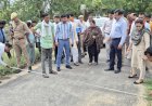 मानक विहीन सड़क निर्माण पर डीएम सख्त — भुगतान पर रोक, जेई पर गिरी गाज, ठेकेदार को ब्लैक लिस्ट के निर्देश