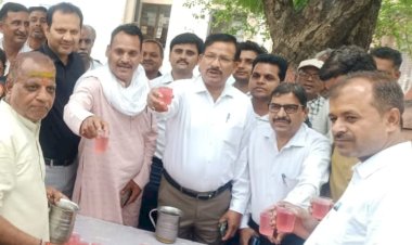 कलेक्ट्रेट में गर्मी को कम करने के लिए शरबत वितरण का आयोजन,जिलाधिकारी ने किया शुभारंभ