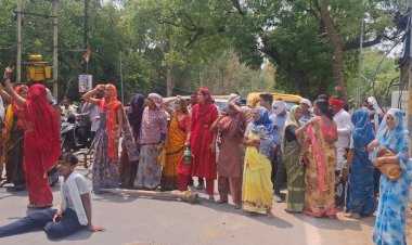 कारवाई न होने पर भड़के परिजनों ने डीएम एसपी आवास के सामने लगाया जाम  , दो दिन पूर्व बेतवा नदी में जख्मी हालत में मिला था शव परिजनों ने दोस्तों पर लगाया था हत्या का आरोप  