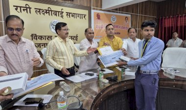 मुख्यमंत्री योगी आदित्यनाथ ने यूपी बोर्ड टॉपर्स को किया सम्मानित, जनपद जालौन के मेधावियों ने बढ़ाया गौरव 