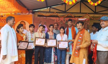 एस आर ग्रुप उरई का प्रतिभा सम्मान समारोह सम्पादित,  लक्ष्य हो सर्व इंडिया इज माई लाइफ- प्रकाश पाल,  सफलता का कोई शार्टकट नहीं होता- अशोक राठौर