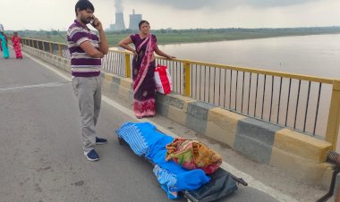 शर्मसार: मां के शव को 1 KM तक स्ट्रेचर पर ढोता रहा बेटा, उसी पुल पर दिया विधायक की गाड़ी को पास…फजीहत के बाद हुई जिम्मेदारों पर कार्रवाई!