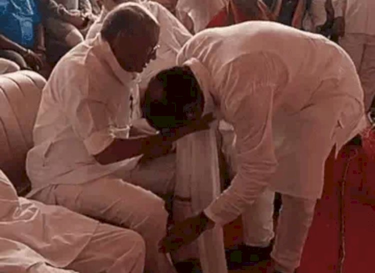 दिग्विजय सिंह मंच छोड़कर दर्शक दीर्घा में बैठे, पूर्व मंत्री पैर छूकर मनाते रहे लेकिन वह नहीं माने