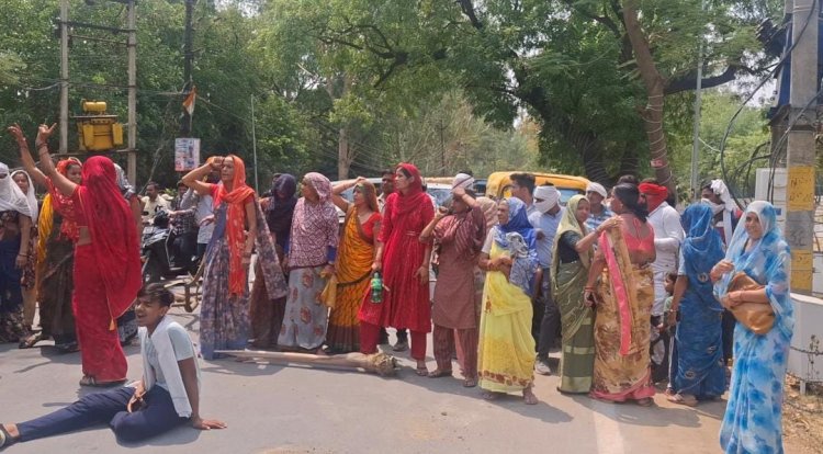 कारवाई न होने पर भड़के परिजनों ने डीएम एसपी आवास के सामने लगाया जाम  , दो दिन पूर्व बेतवा नदी में जख्मी हालत में मिला था शव परिजनों ने दोस्तों पर लगाया था हत्या का आरोप  