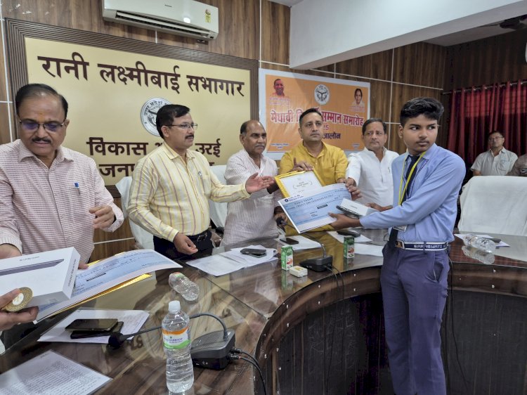 मुख्यमंत्री योगी आदित्यनाथ ने यूपी बोर्ड टॉपर्स को किया सम्मानित, जनपद जालौन के मेधावियों ने बढ़ाया गौरव 
