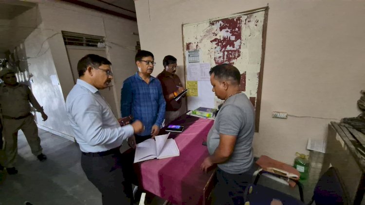 रात में डीएम ने विद्युत विभाग व जिला अस्पताल का किया औचक निरीक्षण जनसमस्याओं के समाधान में लापरवाही बर्दाश्त नहीं–डीएम