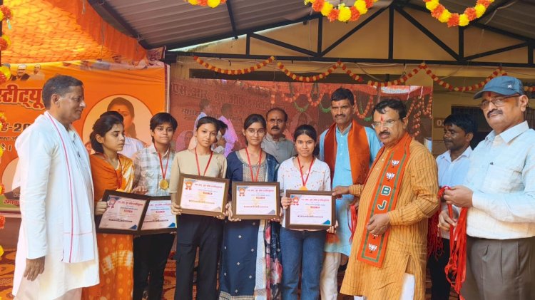 एस आर ग्रुप उरई का प्रतिभा सम्मान समारोह सम्पादित,  लक्ष्य हो सर्व इंडिया इज माई लाइफ- प्रकाश पाल,  सफलता का कोई शार्टकट नहीं होता- अशोक राठौर