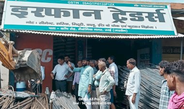 कोंच रोड पर चला अतिक्रमण हटाओ अभियान - गिट्टी-मोरंग जब्त, नाले से हटाया अवैध कब्जा