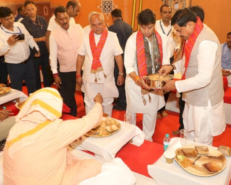 ज्योतिरादित्य को खानसामा मत समझिये, वे महाराज ही हैं 