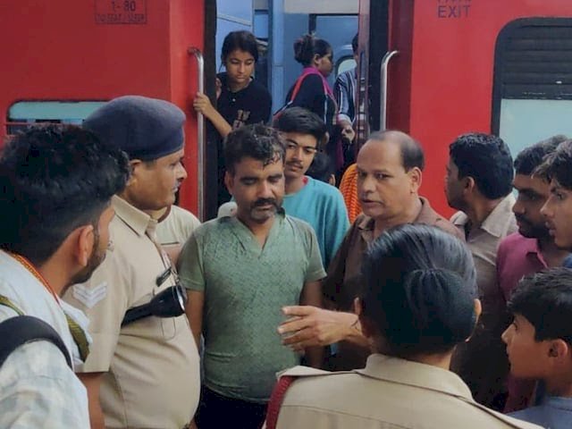 चलती ट्रेन में BJP नेता की मां का अस्थि कलश चुराने की कोशिश, रंगे हाथ पकड़ाया; जमकर हो गई धुनाई