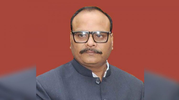 मरीज का जबरन ऑपेरशन करने जा रहे थे डॉक्टर:2 इंजेक्शन लगाए, OT से भागकर बचाई जान,ब्रजेश पाठक सख्त, 5 निलंबित