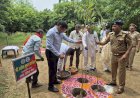 “एक पेड़ मां के नाम” अभियान के तहत जिलाधिकारी व पुलिस अधीक्षक ने किया हरिशंकरी पौधरोपण,   जनपद में 10 हजार से अधिक स्थलों पर लगाए गए हरिशंकरी पौधे