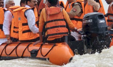    बाढ़ क्षेत्र में स्टीमर से पहुँचे अधिकारी, राहत शिविरों में मदद पहुँची   कालपी बाढ़ क्षेत्र में तेज़ राहत कार्य स्टीमर से निरीक्षण कर उच्चाधिकारियों ने बांटी राहत सामग्री