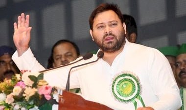 तेजस्वी यादव की बढ़ीं मुश्किलें, चुनाव आयोग ने जारी किया नोटिस, 2 वोटर आई कार्ड के संबंध में मांगा जवाब