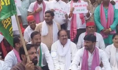 दिल्ली में विपक्षी नेताओं की गिरफ्तारी का विरोध जालौन में सपा-कांग्रेस का प्रदर्शन, चुनाव आयोग का पुतला फूंका