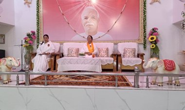 ब्रह्माकुमारी ईश्वरीय विश्वविद्यालय में पत्रकारों को राखी बांधकर उसके महत्व को बताया