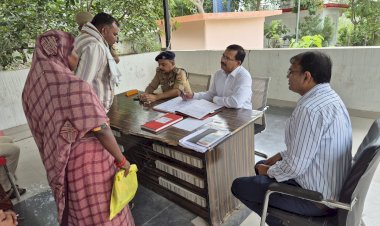 थाना आटा व उरई कोतवाली में डीएम एसपी ने सुनी शिकायतें,पारदर्शी,निष्पक्ष निस्तारण के दिए निर्देश