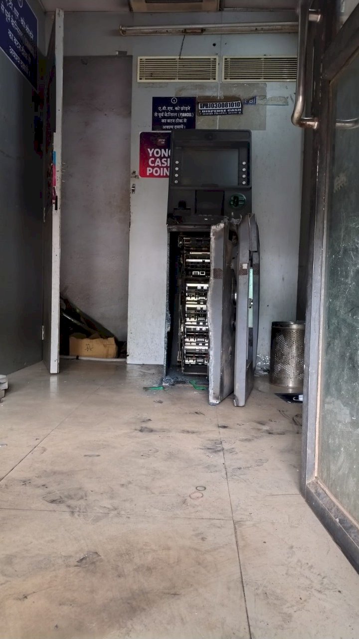 एसबीआई के एटीएम को काटकर लाखों रुपए ले गए चोर,  मामला जैन धर्मकांटे के सामने का