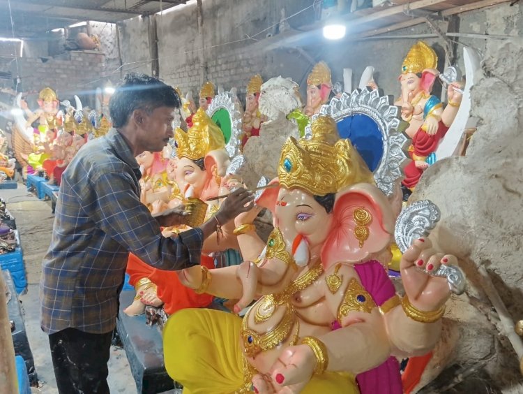अकोदिया में 40 रुपए से 32 हजार तक की मिट्टी की मूर्तियां तैयार, चांद पर विराजमान गणेश की मूर्ति की विशेष मांग