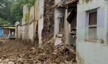 कथावाचक पंडित प्रदीप मिश्रा के पुराने मकान का हिस्सा गिरा: सीहोर में जर्जर भवन को दो माह पहले ही कराया गया था खाली