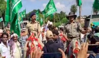 छतरपुर एसडीओपी और ट्रैफिक प्रभारी का वीडियो वायरल,हाथ में इस्लामिक झंडा: जुबान पर 'नारा ए तकबीर , विवाद बढ़ा! तो DIG ने लिया एक्शन