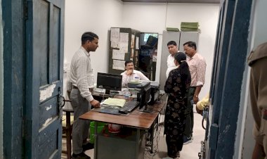 डीएम ने जिला प्रोवेशन कार्यालय का किया औचक निरीक्षण,दो कर्मियों के सेवा समाप्त लिपिक हुआ निलंबित