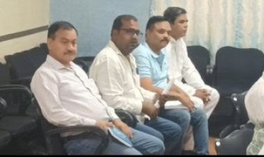 पार्षद पतियों को  लेडी कलेक्टर की फटकार  :पहले कुर्सी से उठो, पीछे बैठो :बैठक में महिला पार्षदों की जगह बोल रहे थे पति,