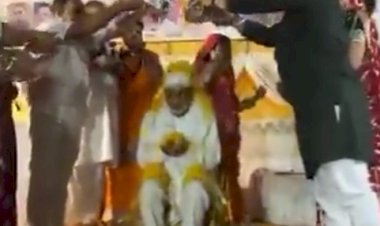 नवरात्रि में भाजपा सांसद की पूजा! फूलों से खुद का अभिषेक करा रहे BJP सांसद का Video VIRAL, लोग बोले- भगवान बनने की तैयारी है
