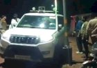 DM की स्कॉर्ट गाड़ी ने दिव्यांग को कुचला, तीन बाइकों को टक्कर मारी; भीड़ ने ड्राइवर-होमगार्ड को पीटा