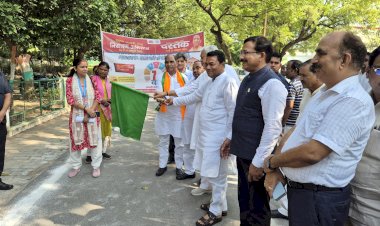 कलेक्ट्रेट परिसर से हरी झंडी दिखाकर जागरूकता रथ रवाना — सभी ने ली स्वच्छता एवं जनजागरूकता की शपथ