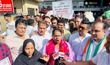 "वोट चोर-गद्दी छोड़ो" और "मारो वोट, मारो अधिकार" अभियान के तहत सूरत के कपड़ा बाज़ार में हस्ताक्षर अभियान आयोजित