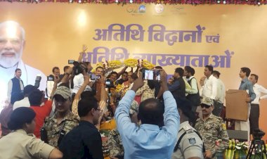 दीपावली के त्यौहार के अवसर पर उच्च शिक्षितों का रोजगार छीन रही है मोहन सरकार*