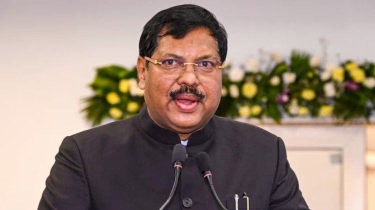 SC में वकील ने CJI की ओर फेंका जूता, मचा हड़कंप, लगाए सनातन का अपमान न सहने के नारे