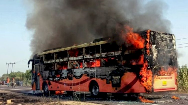 AC बस में आग, 20 यात्री जिंदा जले:15 लोग झुलसे; बचने के लिए चलती गाड़ी से कूदे लोग, जैसलमेर से जोधपुर जा रही थी