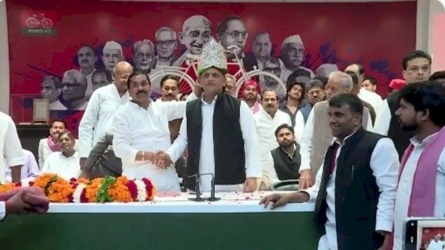 अखिलेश यादव के बयान पर मचा घमासान,दीये-मोमबत्ती पर खर्चा क्यों? क्रिसमस से सीखो